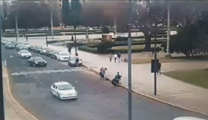 Vídeo mostra momento em que duas garis são atropeladas na Argentina; assista
