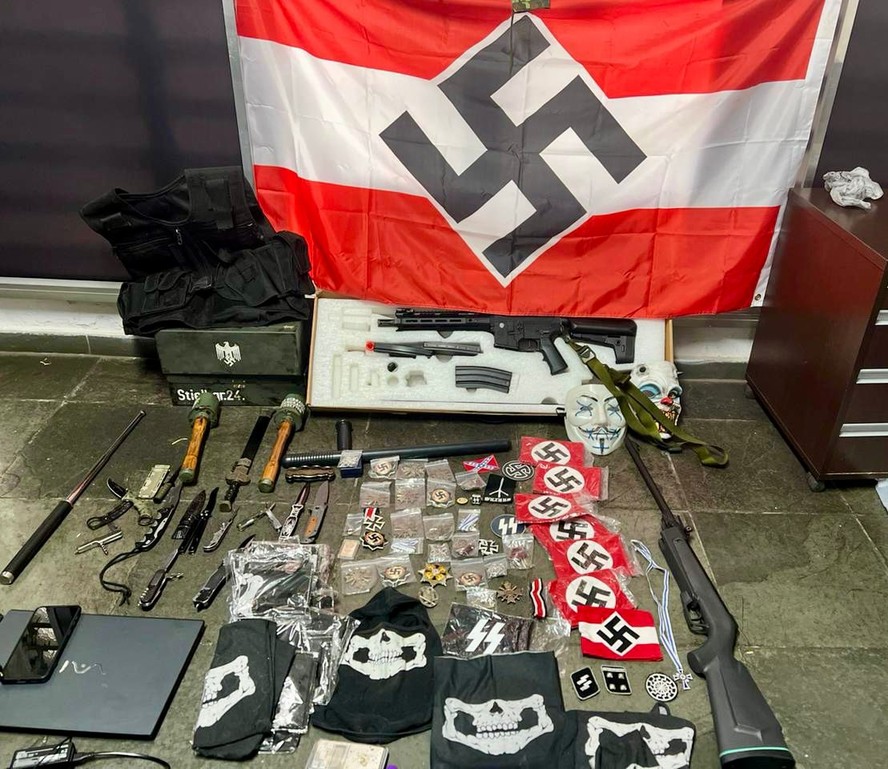 Polícia Civil apreende materiais e armas com símbolos nazistas em condomínio de SP