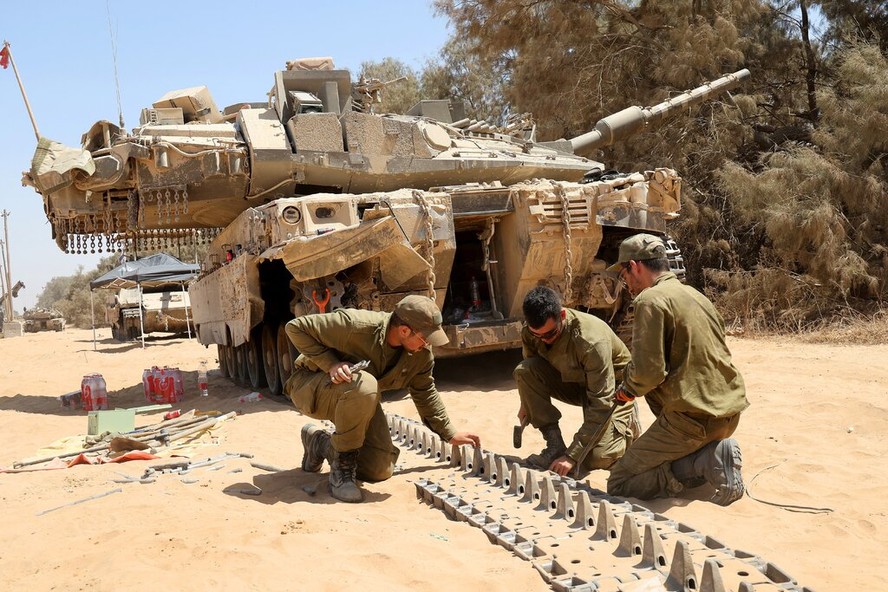 Soldados israelenses perto da fronteira com Gaza, no sul de Israel, na semana passada