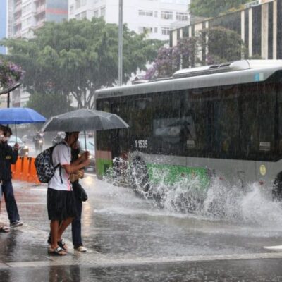 Ônibus passa por poça de água no canteiro da av. Paulista, em São Paulo
