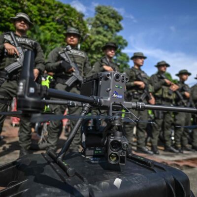 Forças de segurança na província de Cauca, ao lado de drone adquirido para aumentar a capacidade de defesa