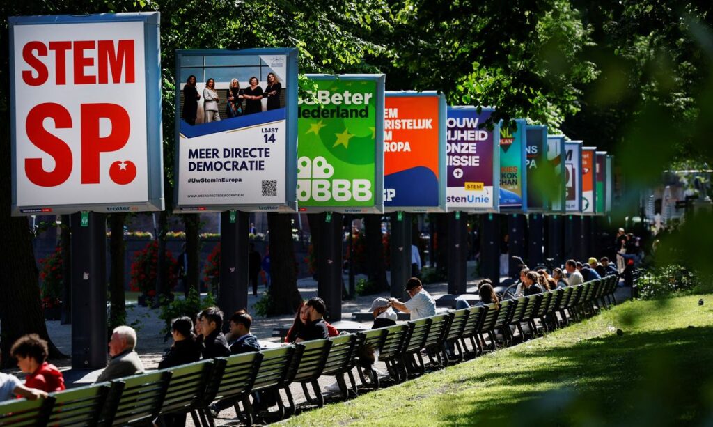 Cartazes de campanha em Haia, na Holanda, antes de eleições para o Parlamento Europeu
05/06/2024 REUTERS/Piroschka van de Wouw