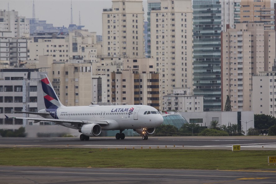 Avião da Latam Brasil na pista do Aeroporto de Congonhas, em São Paulo, em dezembro de 2020.