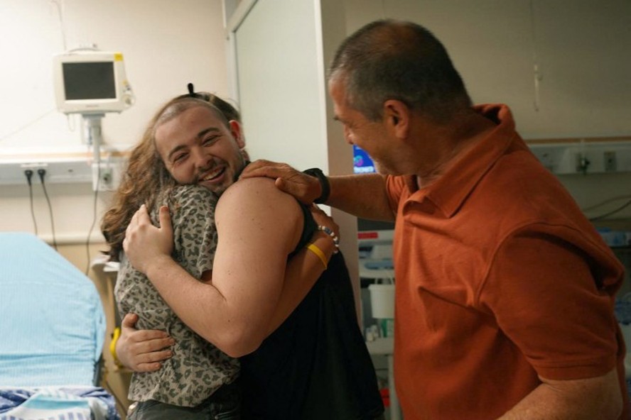 Almog Meir Jan, de 22 anos, sendo abraçado no Centro Médico Sheba Tel-HaShomer, após seu resgate da Faixa de Gaza pelo exército israelense, em Ramat Gan
