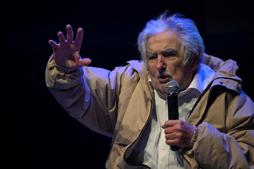 Mujica 'está bem' após radioterapia para tratar câncer de esôfago, diz médica