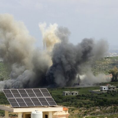 Ondas de fumaça saem do local de um ataque aéreo israelense na vila de Majdel Zoun, perto da fronteira sul do Líbano