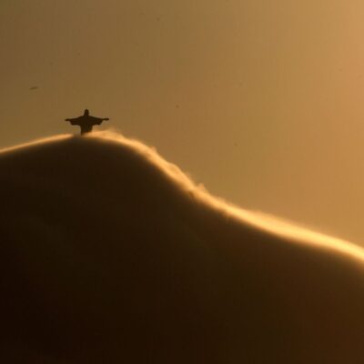 No inverno de 2012, foto do Cristo Redentor 'escondido' pelas nuvens