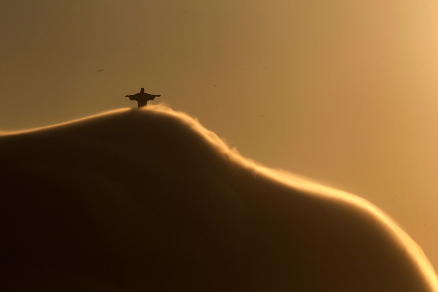 No inverno de 2012, foto do Cristo Redentor 'escondido' pelas nuvens