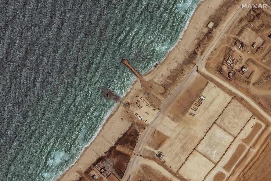 Imagem de satélite mostra a seção restante do píer Trident, construído pelos EUA, na costa de Gaza