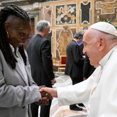 Papa Francisco cumprimenta a atriz americana Whoopi Goldberg, no Vaticano