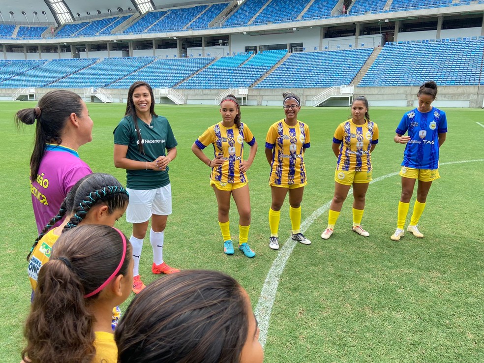 Antônia Silva fez visita surpresa às atletas do União, na Arena das Dunas — Foto: Ricardo Araújo/Neoenergia