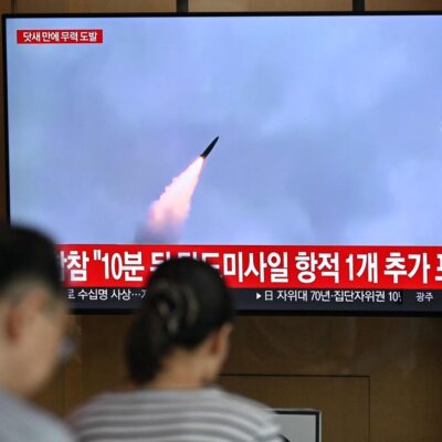 Em uma estação de trem em Seul, pessoas assistem a noticiário com imagens de um teste de míssil norte-coreano