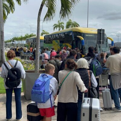 Passageiros vão em ônibus para Recife para pegarem voo para o Uruguai — Foto: Vinícius Marinho/Inter TV Cabugi