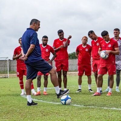 Marquinhos Santos conversa com jogadores antes do último treino do América-RN — Foto: Edmario Oliveira/América FC