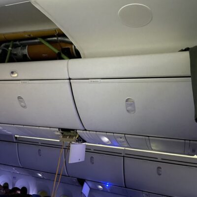 Parte interna do avião da companhia aérea Air Europa ficou danificada pela turbulência