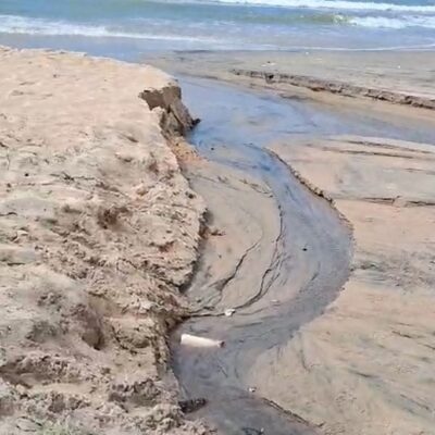 Ligação clandestina de condomínio dava na areia e terminava no mar — Foto: Reprodução/Semurb