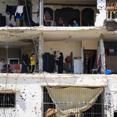 Famílias palestinas retornam a prédio destruído por bombardeio israelense na cidade de Khan Yunis, no Sul da Faixa de Gaza