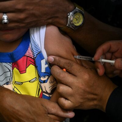 Menino recebe vacina