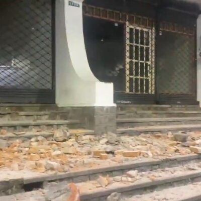 Ladrilhos se desprenderam da fachada de um prédio em Quito, durante terremoto