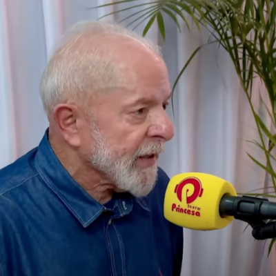 Na imagem, o presidente Lula em entrevista à 