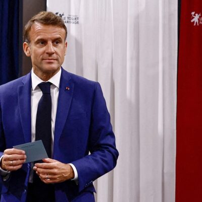 Emmanuel Macron deixa centro de votação em Le Touquet, no norte da França