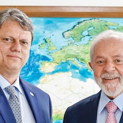Lula e o governador de SP, Tarcísio de Freitas, apertam as mãos no Palácio do Planalto