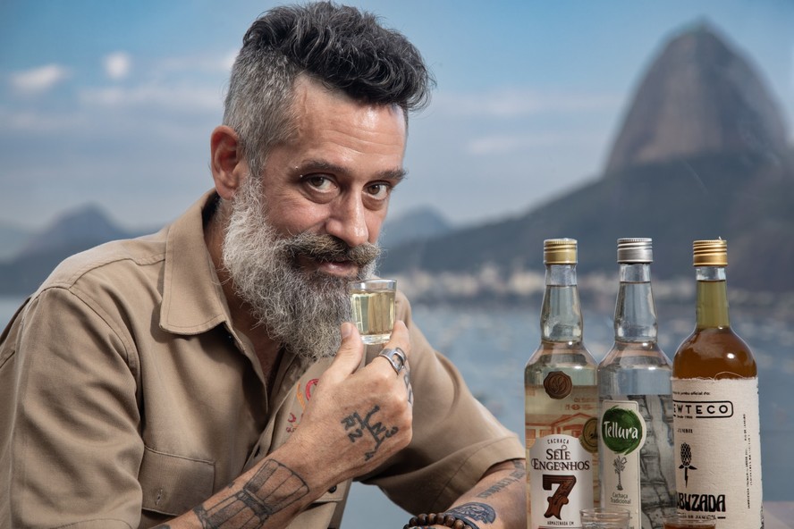 Mauricio Maia largou a profissão de publicitário e passou a se dedicar ao mercado da cachaça, exercendo a função de sommelier de cachaças desde 2009