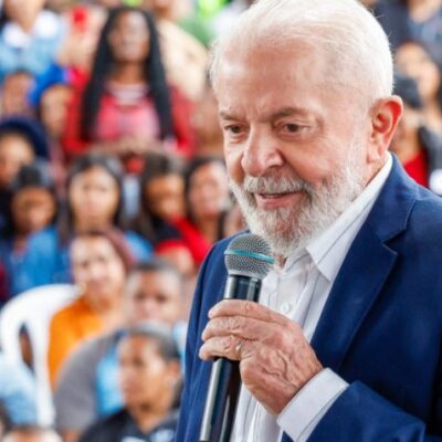 Lula durante cerimônia de entrega de unidades habitacionais do Programa Morar Carioca, no Rio