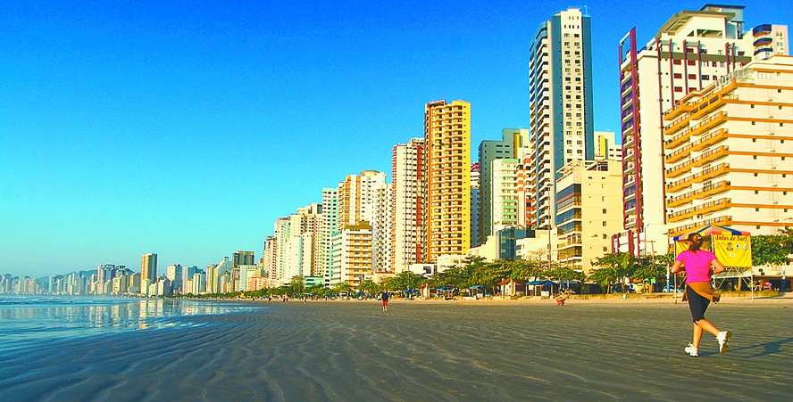 Praia Central, em Balneário Camboriú: terrenos de marinha definidos pela preamar média, regra de 1831