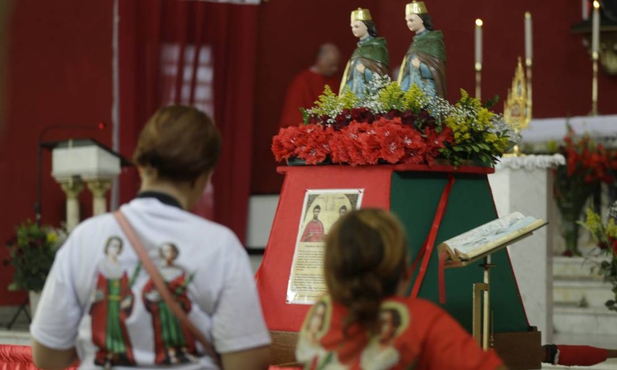Fiéis participam de missa em honra a São Cosme e São Damião no Andaraí