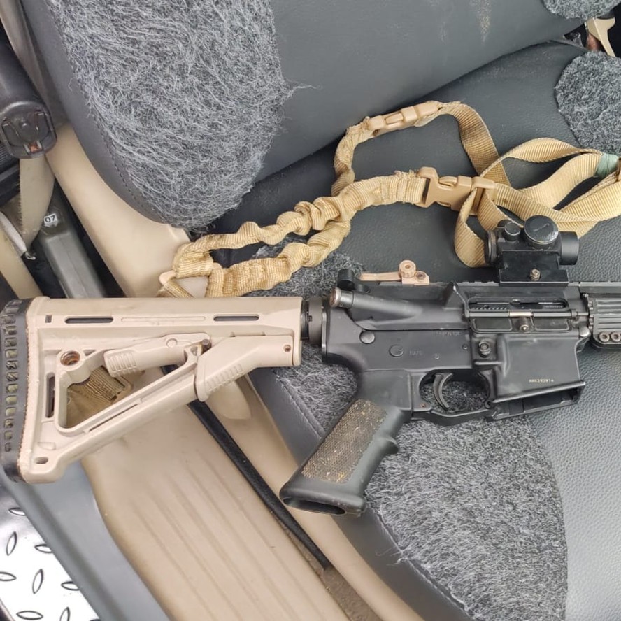 Fuzil apreendido pela Polícia Militar durante operação em 2023 na Baixada Santista