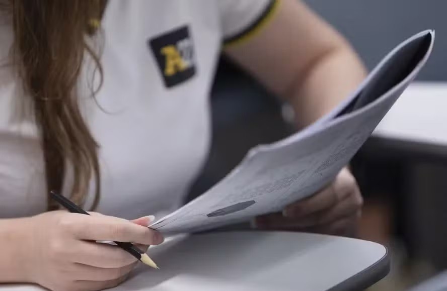 Aluno estudando para prova do Enem
