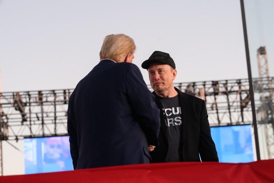 Elon Musk, à direita, e Donald Trump durante um evento de campanha em Butler, Pensilvânia, na terça-feira