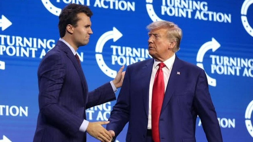 O conselheiro Charlie Kirk ao lado de Donald Trump