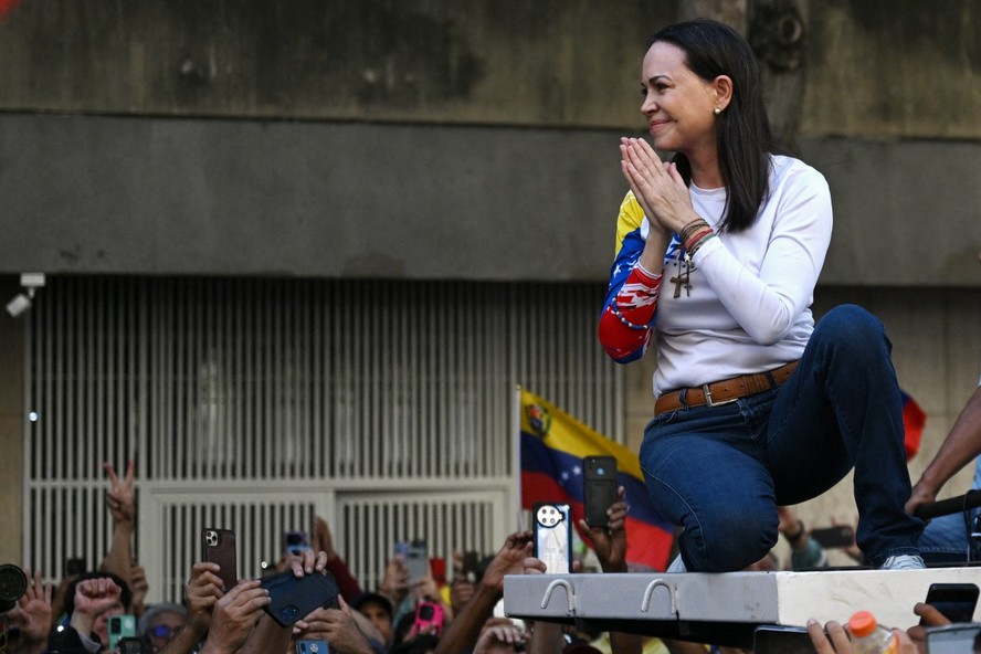 Líder da oposição venezuelana Maria Corina Machado durante protesto convocado pela oposição na véspera da posse presidencial, em Caracas, em 9 de janeiro de 2025