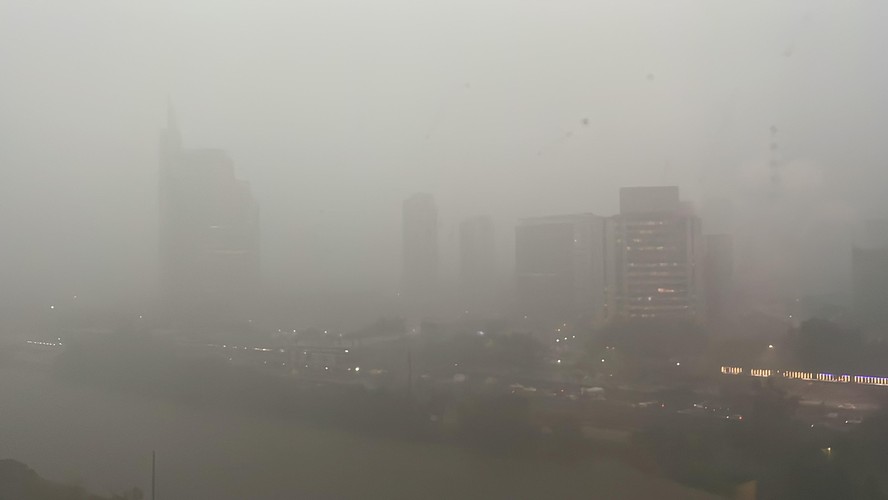 Cidade de São Paulo durante chuva, pouco antes de 'alerta severo' da Defesa Civil