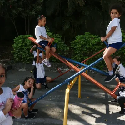 Rio de Janeiro (RJ), 04/06/2025 – Alunos do Centro Integrado de Educação Pública (CIEP) 001 brincam durante horário de intervalo, na escola, no Catete, na zona sul da capital fluminense. Foto: Tomaz Silva/Agência Brasil