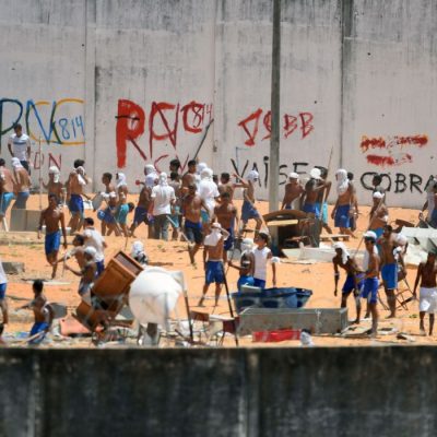 Natal - Policiais do Batalhão de Choque invadem a Penitenciária Estadual de Alcaçuz, no Rio Grande do Norte (Andressa Anholete/AFP/Direitos Reservados )