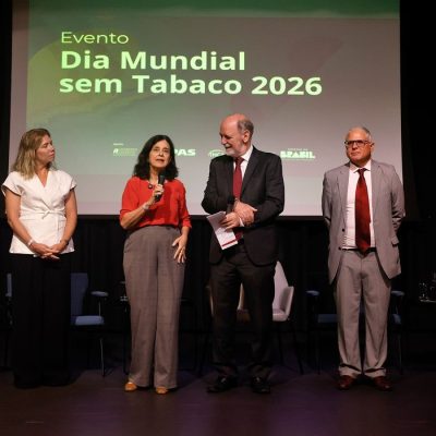 Rio de Janeiro (RJ), 28/05/2026 - Nísia Trindade, ex-ministra da Saúde, fala durante evento promovido pelo Instituto Nacional de Câncer (INCA) no Dia Mundial sem Tabaco para alertar sobre as tentativas da indústria do tabaco de retardar a aplicação da Resolução da Agência Nacional de Vigilância Sanitária (Anvisa) de 2012 (RDC 14/2012), que proíbe o uso de aditivos de sabor e aroma em produtos de tabaco, no  Teatro Assist, no centro da cidade. Foto: Tânia Rêgo/Agência Brasil