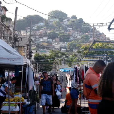 Rio de Janeiro (RJ), 02/11/2025 - Feira na rua José Rucas, onde foram depositados os corpos dos mortos durante a Operação Contenção no Complexo da Penha, zona norte da cidade. Foto: Tânia Rêgo/Agência Brasil