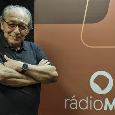 Rio de Janeiro (RJ), 06/02/2025 - Foto feita em 01/07/2024 - O jornalista e escritor Ruy Castro, que vai  comandar um programa sobre séries originais e crônicas na Rádio MEC, nos estúdios da  rádio. Foto: Tânia Rêgo/Agência Brasil