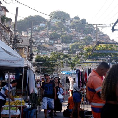 Rio de Janeiro (RJ), 02/11/2025 - Feira na rua José Rucas, onde foram depositados os corpos dos mortos durante a Operação Contenção no Complexo da Penha, zona norte da cidade. Foto: Tânia Rêgo/Agência Brasil
