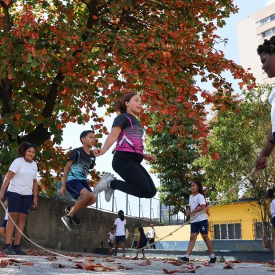 Rio de Janeiro (RJ), 27/08/2025 – Alunos brincam de pular corda durante intervalo no Ginásio Experimental Olímpico Reverendo Martin Luther King, na Praça da Bandeira, no Rio de Janeiro. Foto: Tomaz Silva/Agência Brasil