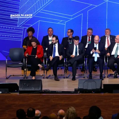 Rio de Janeiro (RJ), 22/06/2026 - A presidente da Petrobras Magda Chambriard fala durante evento. O presidente da República, Luiz Inácio Lula da Silva, participa da cerimônia de anúncios de ampliação dos investimentos no âmbito da Nova Indústria Brasil (NIB), além de parceria entre BNDES e Petrobras para pesquisa sobre minerais críticos e estratégicos, no Teatro BNDES, centro da cidade. Foto: Tânia Rêgo/Agência Brasil