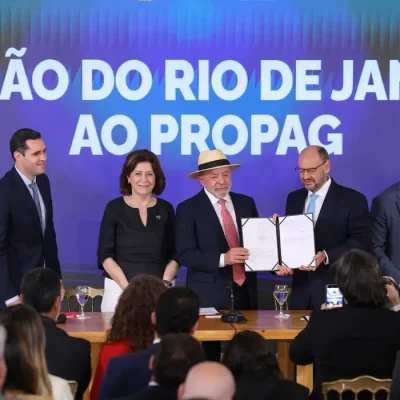 Rio de Janeiro (RJ), 22/06/2026 – O presidente Luiz Inácio Lula da Silva e o governador em exercício Ricardo Couto durante anúncio da adesão do Estado do Rio de Janeiro ao Programa de Pleno Pagamento de Dívidas dos Estados (PROPAG), no Palácio Guanabara, na zona sul da capital fluminense. Foto: Tomaz Silva/Agência Brasil