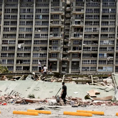 People inspect the rubble of a collapsed building after earthquakes hit the country, in La Guaira, Venezuela, June 25, 2026. REUTERS/Gaby Oraa      TPX IMAGES OF THE DAY