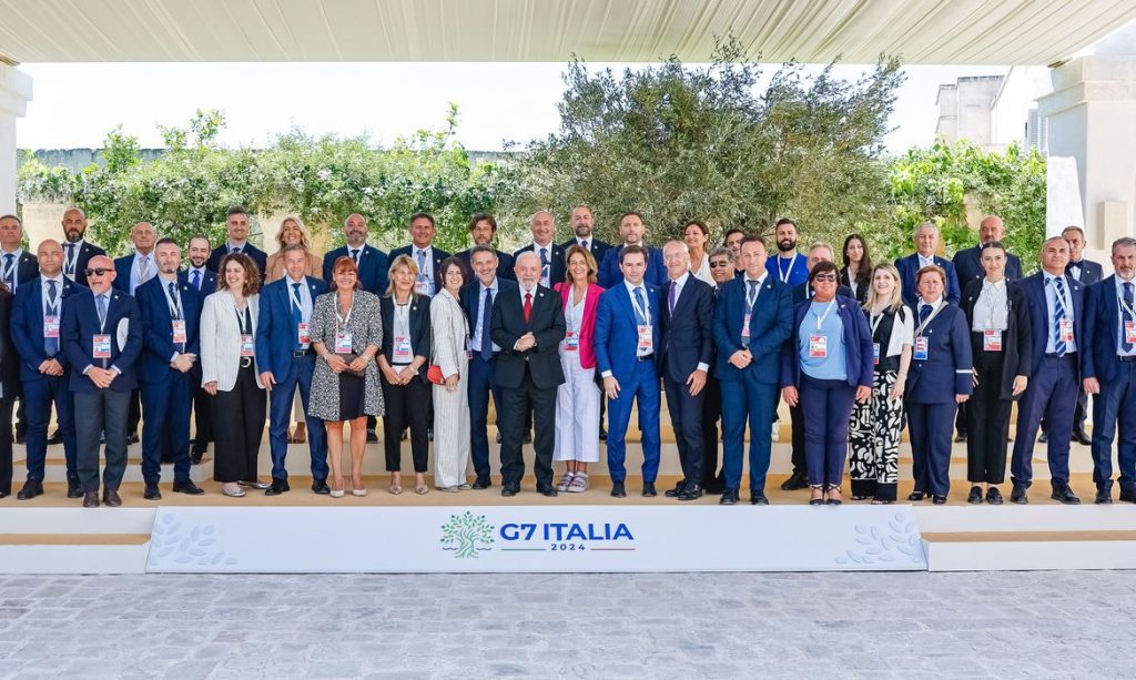 Legenda:
Itália - 15.06.2024 - Presidente da República, Luiz Inácio Lula da Silva, recebe homenagem dos trabalhadores do G7, no Hotel Borgo Egnazia. Puglia – Itália
Foto: Ricardo Stuckert / PR