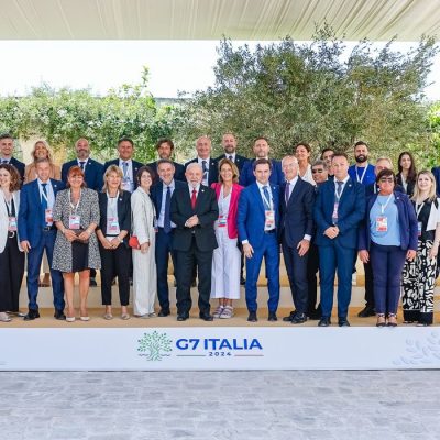 Legenda:
Itália - 15.06.2024 - Presidente da República, Luiz Inácio Lula da Silva, recebe homenagem dos trabalhadores do G7, no Hotel Borgo Egnazia. Puglia – Itália
Foto: Ricardo Stuckert / PR