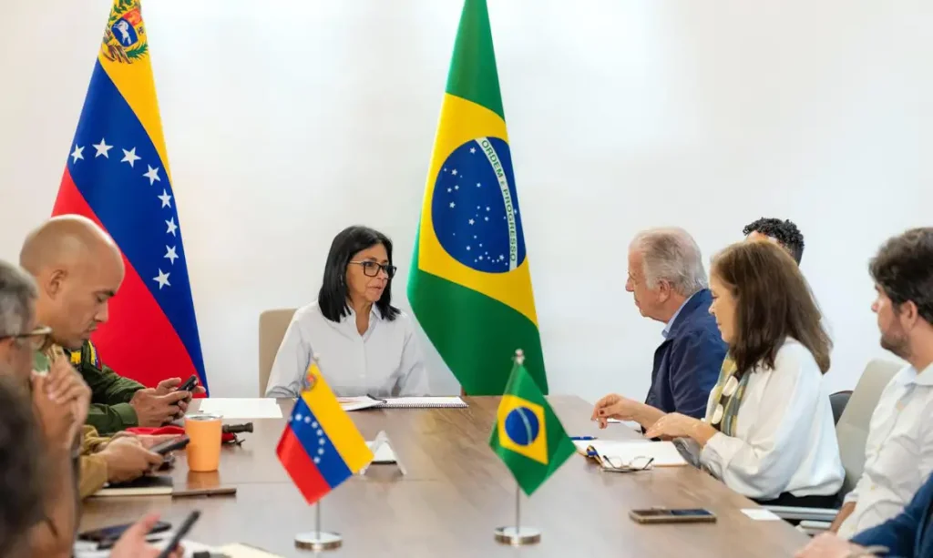 Caracas, 30/06/2026 -  O Ministro da Defesa, José Mucio Monteiro, esteve em La Guaira e em Caracas, capital da Venezuela, onde se reuniu com a presidenta encarregada do país, Delcy Rodríguez, para coordenar o reforço do apoio humanitário do Brasil após os terremotos que atingiram a região na última semana. Foto: Ministério da Defesa/Divulgação