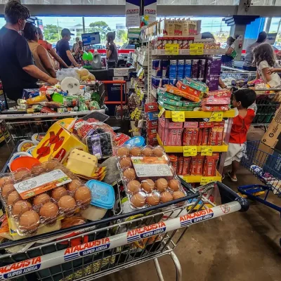 12/06/2026 - Brasília - Consumidores enfrentam longas filas nos caixas de um grande mercado atacadista para finalizar suas compras. Diante do cenário de inflação acumulada e da constante alta de preços nos itens básicos de alimentação, a busca por qualquer tipo de desconto ou promoção tornou-se estratégia essencial para aliviar o orçamento das famílias.Foto: Rafa Neddermeyer/Agência Brasil